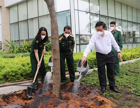 Đồng chí Nguyễn Trọng Nghĩa dự lễ phát động Tết trồng cây tại Bệnh viện Quân y 175