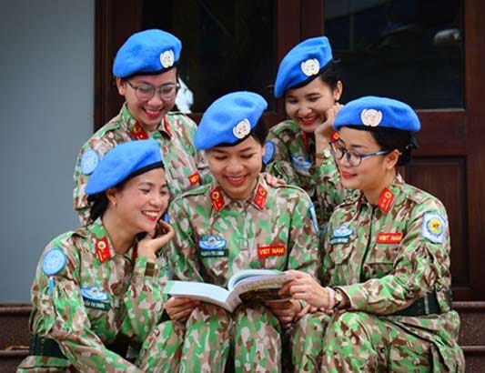 Nữ quân nhân mũ nồi xanh tự tin lên đường