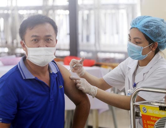Thủ tướng yêu cầu hoàn thành tiêm vaccine COVID-19 mũi 3 cho người trên 18 tuổi trong quý I/2022