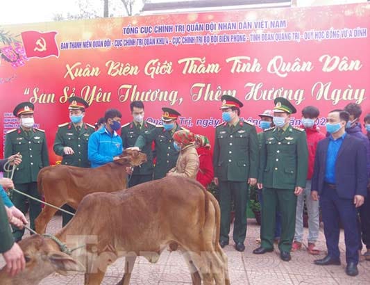 Xuân biên giới thắm tình quân dân