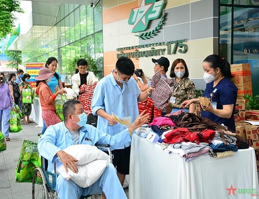 Bệnh viện Quân y 175 phối hợp tổ chức “Phiên chợ tử tế” chăm lo bệnh nhân hoàn cảnh khó khăn