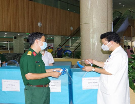 BV Dã chiến 2.3 tặng 1000 nón kính bảo hộ phòng chống dịch Covid–19 cho cán bộ, nhân viên BVQY175.