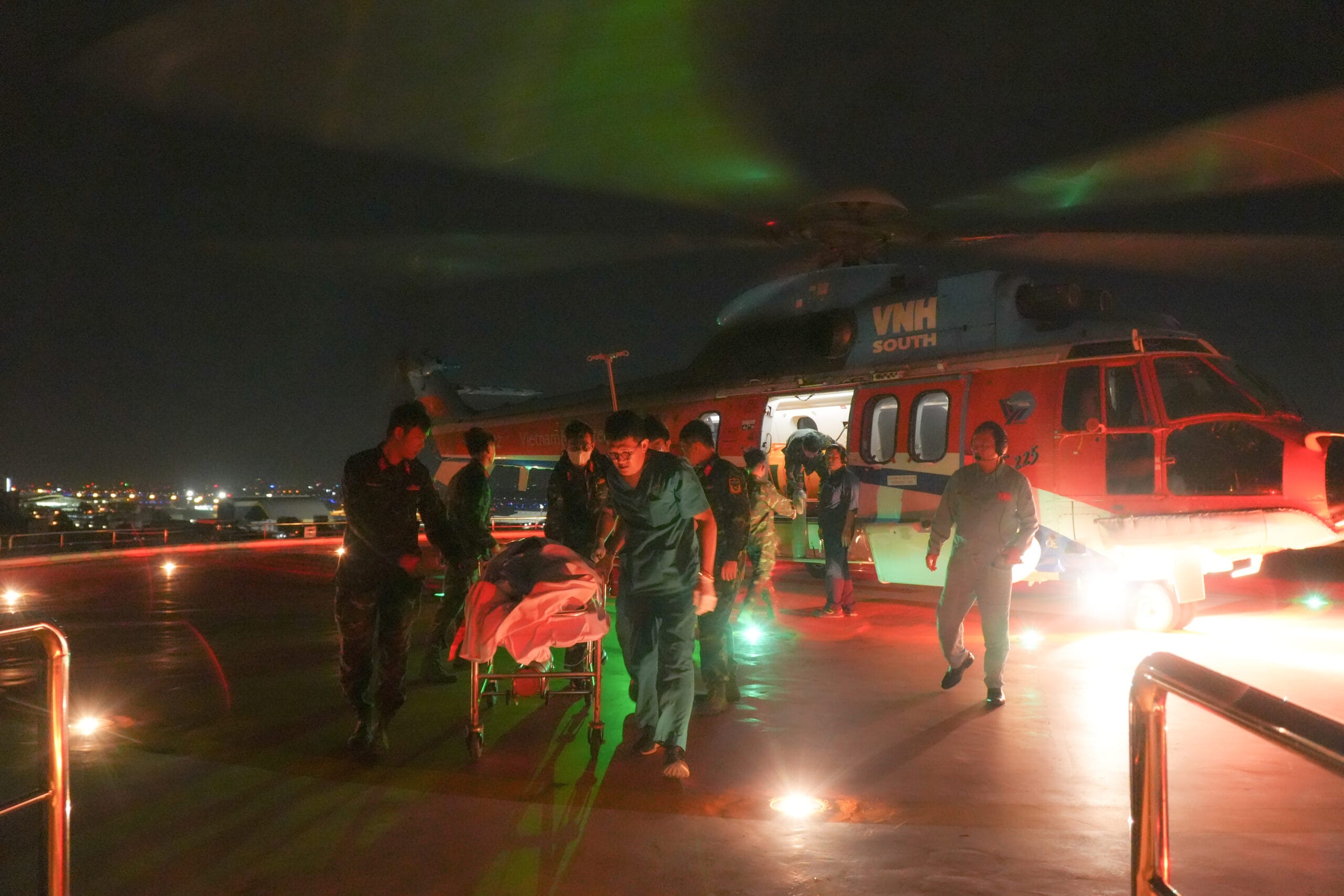 Bay cấp cứu, kịp thời chuyển bệnh nhân từ đảo Thổ Chu về đất liền