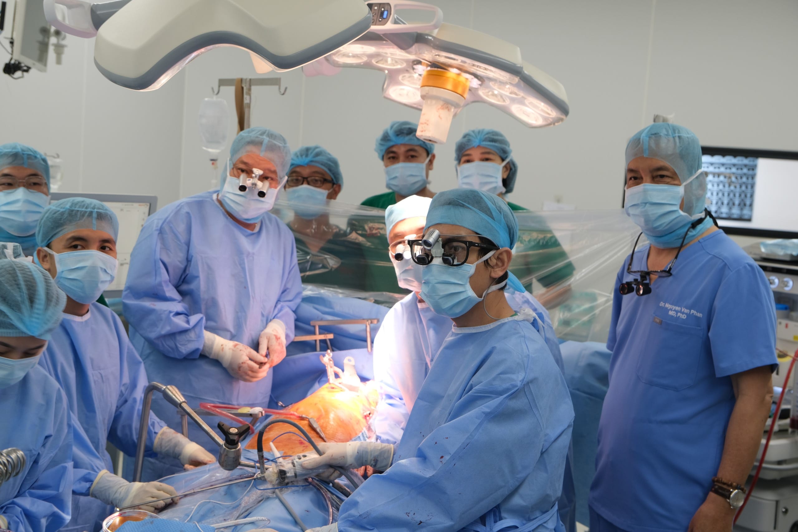 Phẫu thuật thành công bắc cầu mạch vành bằng kỹ thuật mới