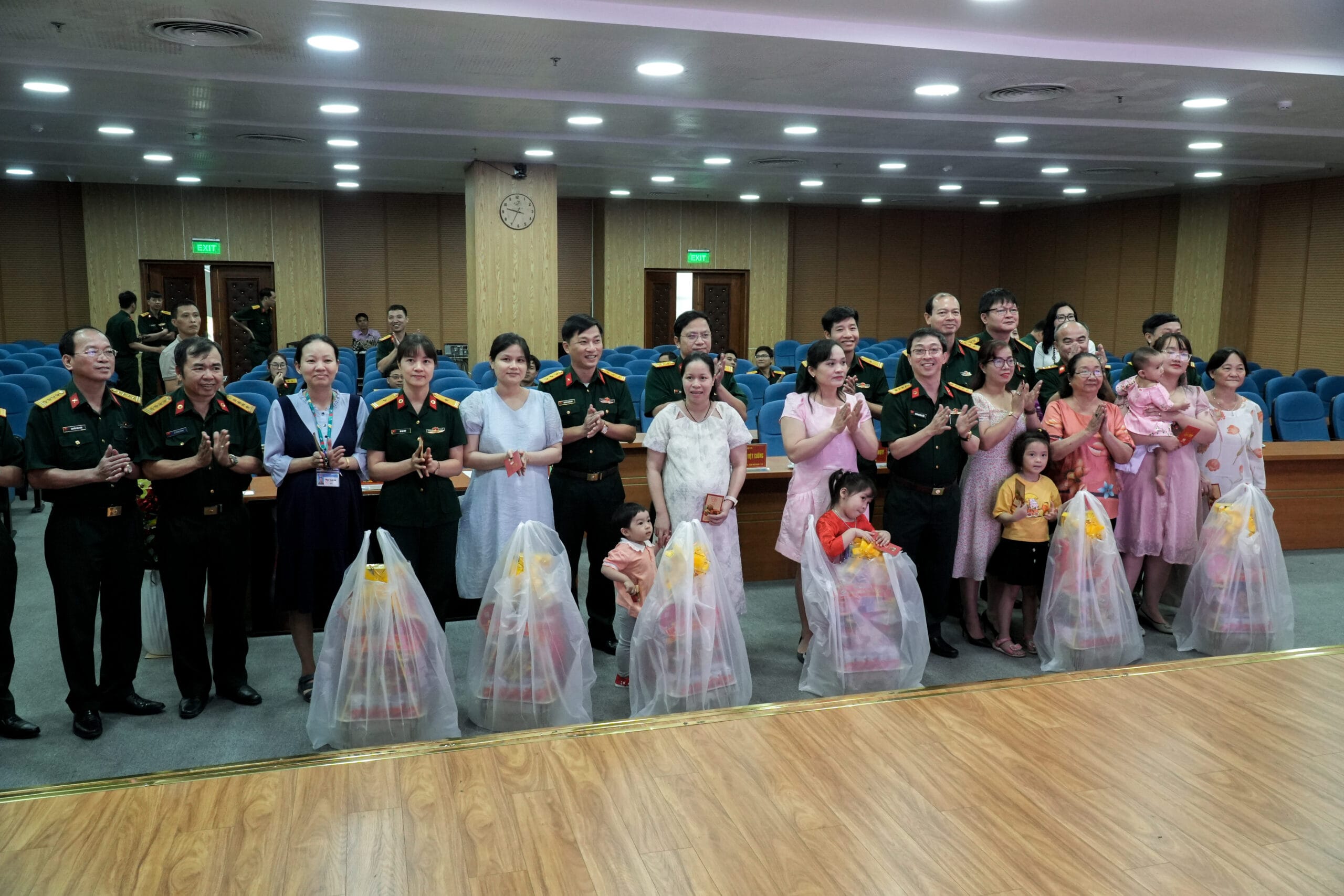 Chăm lo Tết cho thân nhân cán bộ, nhân viên công tác tại Bệnh xá đảo Trường Sa