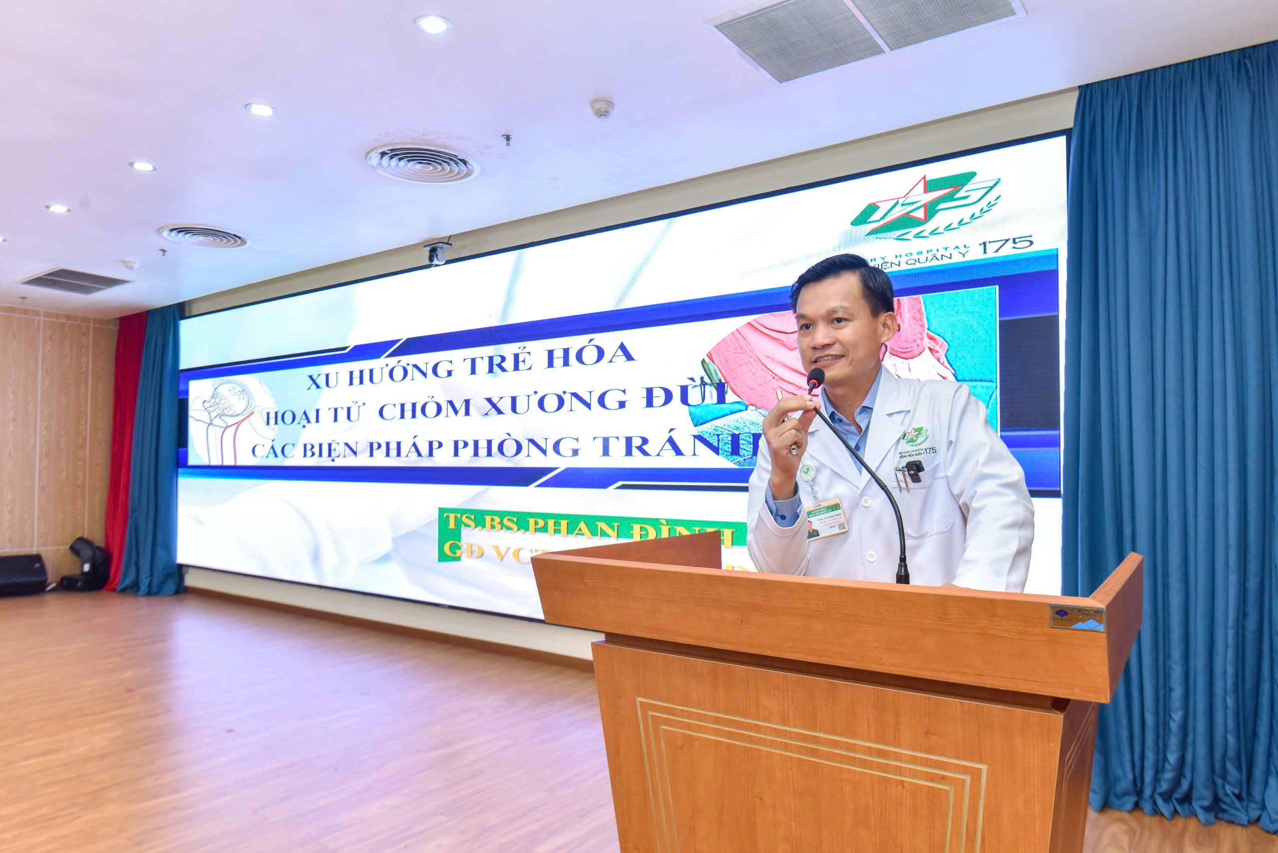 Gần 300 người bệnh tham gia tư vấn sức khỏe cộng đồng về các bệnh lý xương khớp tại Bệnh viện Quân y 175