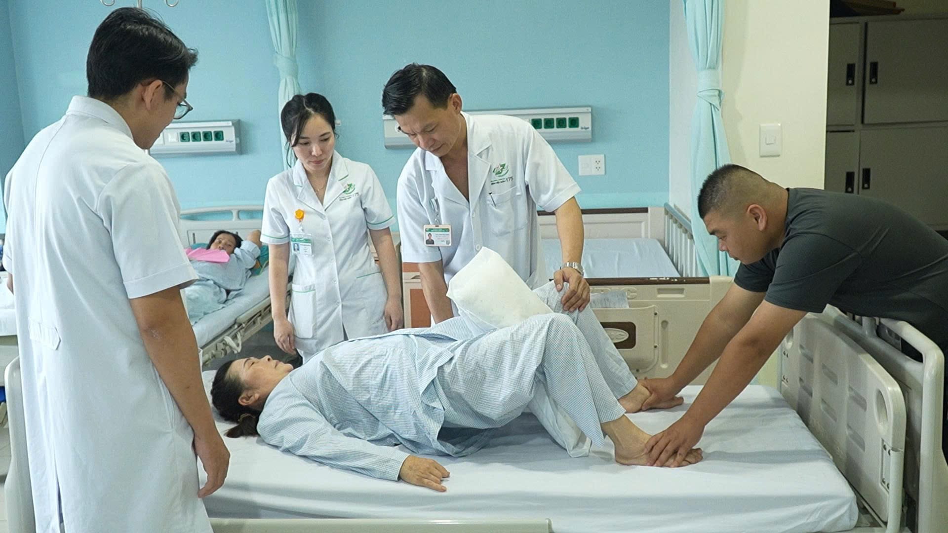 PHẪU THUẬT THÀNH CÔNG CA LOẠN SẢN KHỚP HÁNG 50 NĂM HIẾM GẶP NHỜ CÔNG NGHỆ IN 3D