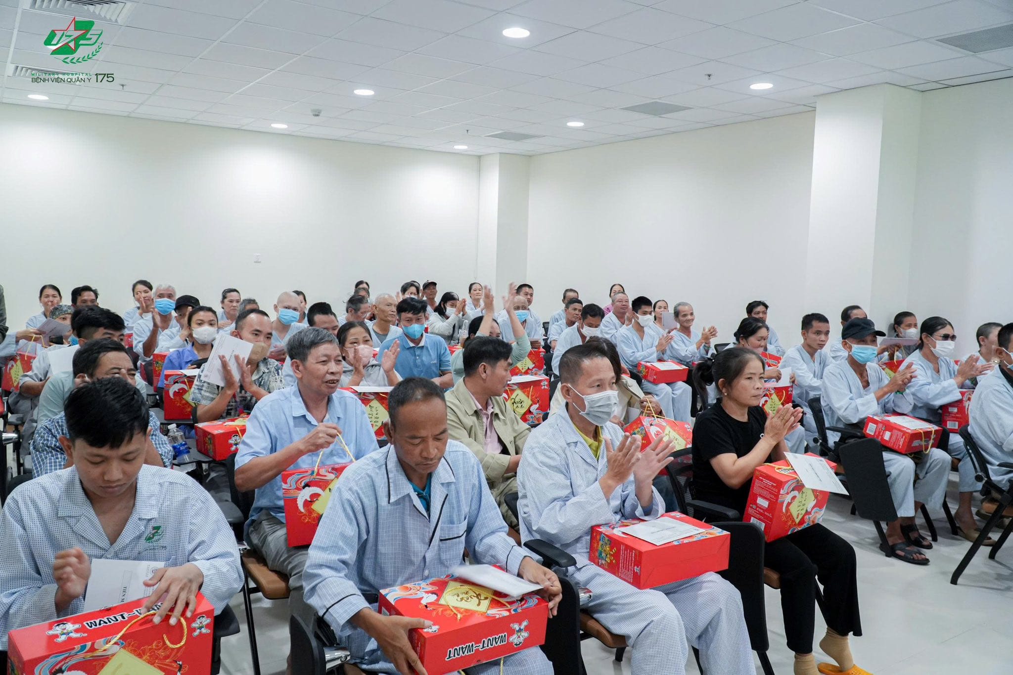 BAN CÔNG TÁC XÃ HỘI BỆNH VIỆN QUÂN Y 175 TỔ CHỨC TRAO QUÀ “TẾT YÊU THƯƠNG 2026” CHO BỆNH NHÂN CÓ HOÀN CẢNH KHÓ KHĂN