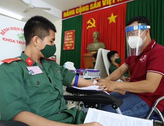 Gần 1.000 quân nhân tham gia ngày đầu phong trào Hiến máu tình nguyện “Chung tay đẩy lùi dịch COVID-19”
