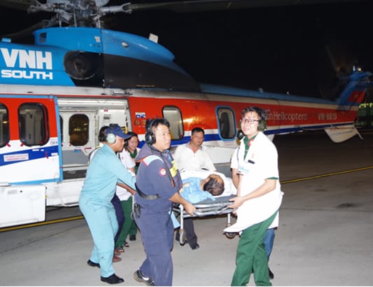 Trực thăng đưa bệnh nhân ở Trường Sa về đất liền trong đêm