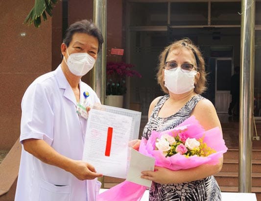 Bệnh nhân người Cuba mắc COVID-19 cảm ơn bác sĩ quân y ngày xuất viện