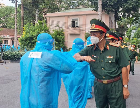 Quân y vào 'điểm nóng', chi viện TPHCM điều trị bệnh nhân COVID-19