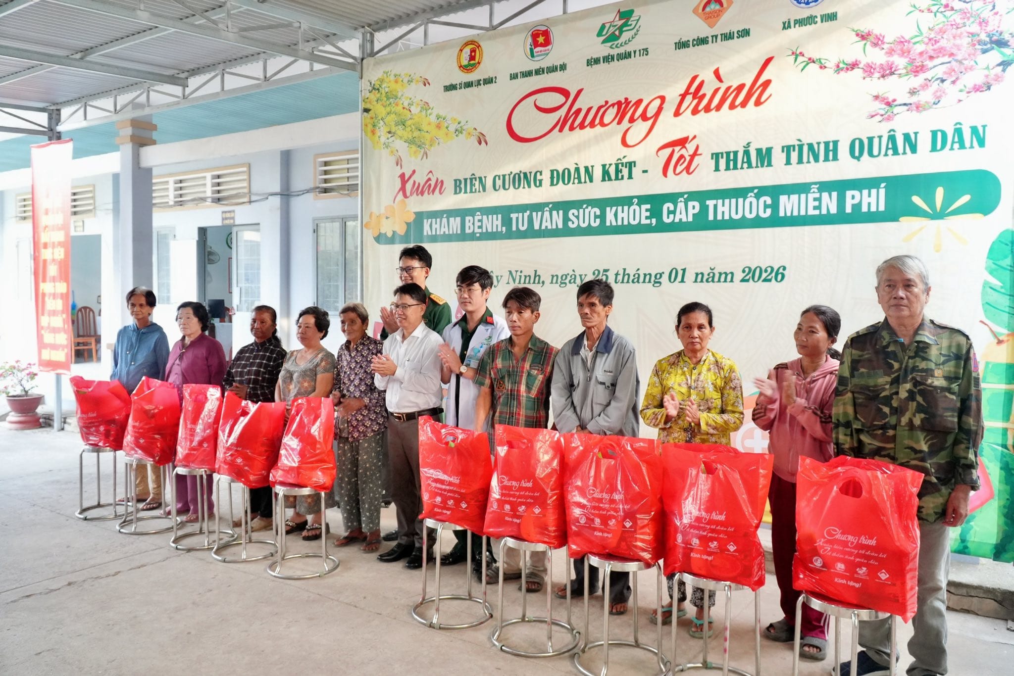 BỆNH VIỆN QUÂN Y 175 TỔ CHỨC CHƯƠNG TRÌNH “XUÂN BIÊN CƯƠNG, HẢI ĐẢO - TẾT THẮM TÌNH QUÂN DÂN” TẠI TÂY NINH