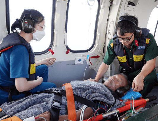 Tổ cấp cứu đường không Bệnh viện Quân y 175 kịp thời đưa ngư dân bị đột quỵ não từ Trường Sa về đất liền
