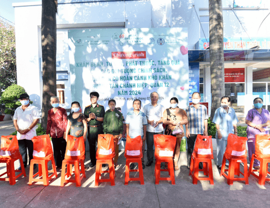 Hội thầy thuốc trẻ Bệnh viện Quân y 175 khám bệnh, tặng quà cho các đối tượng chính sách và người dân có hoàn cảnh khó khăn tại Quận 12