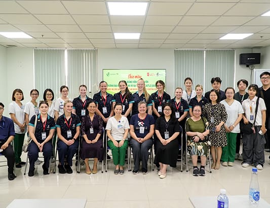 Sinh viên quốc tế Đại học Newcastle (Australia) và Đại học Văn Lang tham quan mô hình chăm sóc sức khoẻ tại Bệnh viện Quân y 175