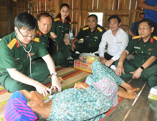 Trao quà, khám bệnh, cấp thuốc cho đối tượng chính sách ở Phú Yên