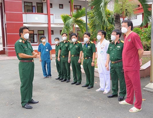 Bệnh viện Quân y 175 thăm, tặng quà lực lượng điều trị bệnh nhân Covid-19