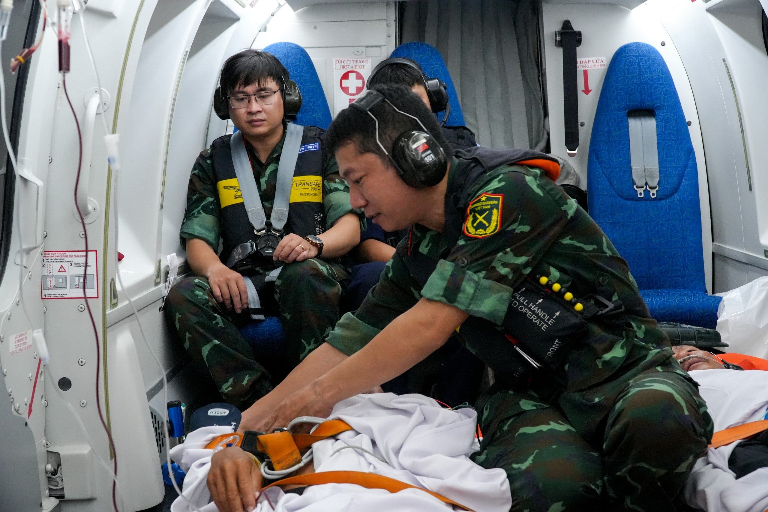 Đưa 2 bệnh nhân nguy kịch từ Trường Sa về đất liền điều trị