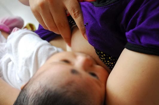 Bộ Y tế hướng dẫn mẹ mắc COVID-19 cách cho con bú