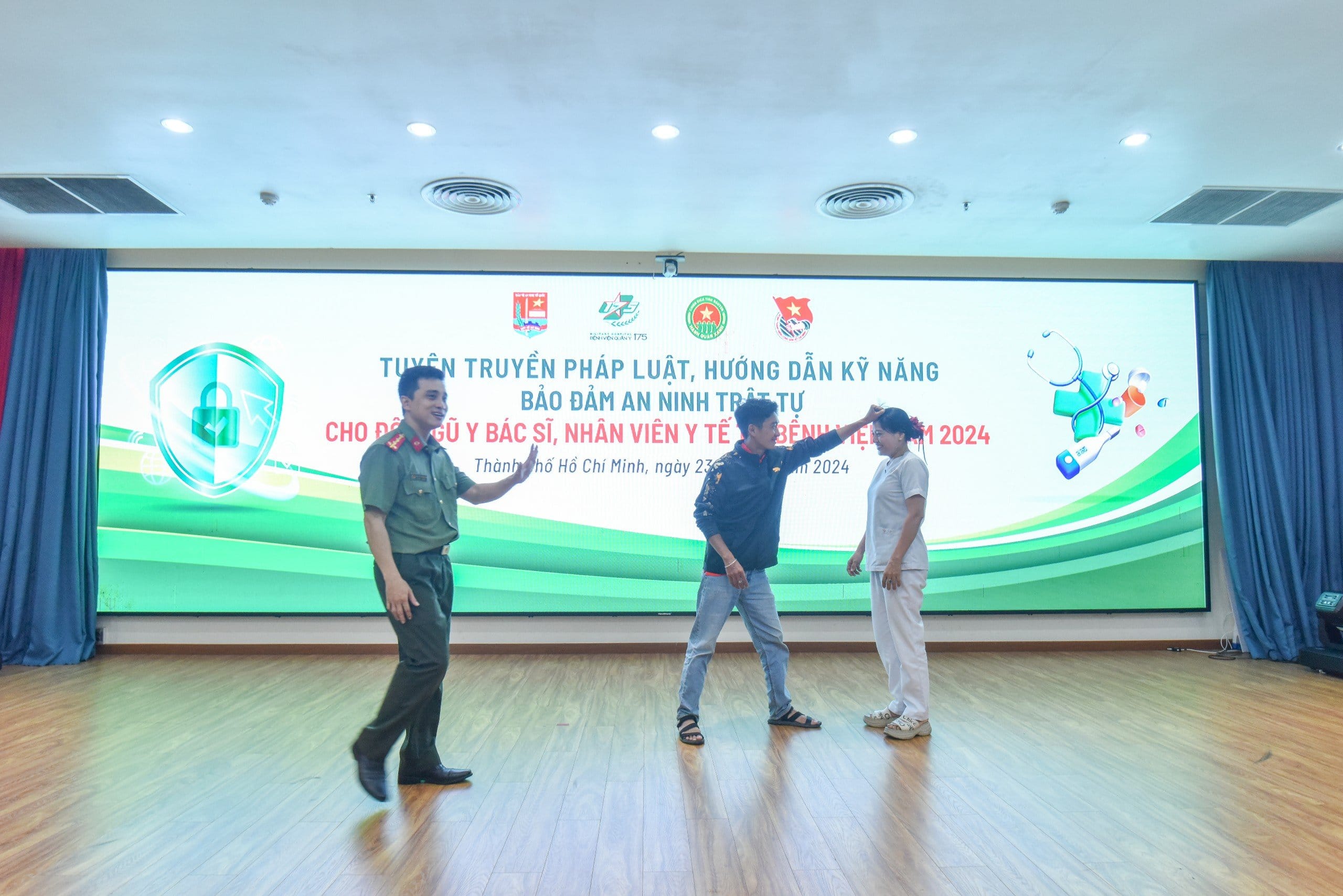 Cán bộ, nhân viên y tế Bệnh viện Quân y 175 tham gia tuyên truyền pháp luật và các kỹ năng bảo đảm an ninh trật tự