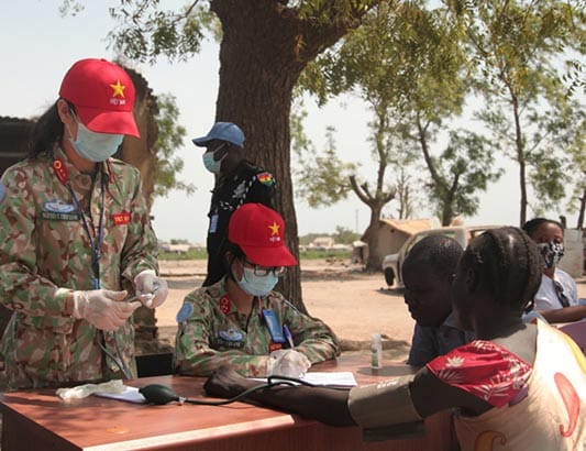 Bác sĩ mũ nồi xanh Việt Nam khám bệnh cho tù nhân ở Nam Sudan