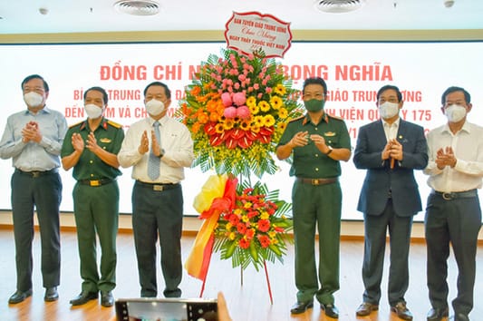 Trưởng Ban Tuyên giáo Trung ương Nguyễn Trọng Nghĩa thăm y bác sĩ tại TP.HCM