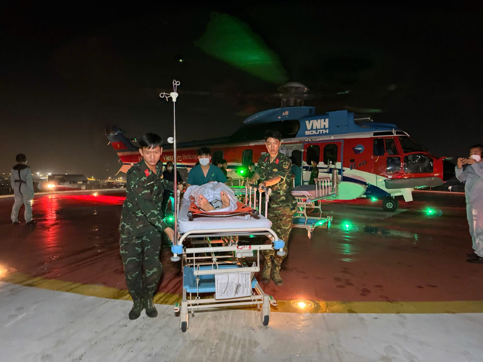  Hoàn thành xuất sắc nhiệm vụ cấp cứu đường không, đưa 3 người bệnh từ Trường Sa về đất liền an toàn