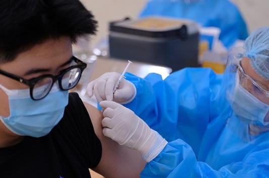 Thủ tướng yêu cầu nghiên cứu tiêm vắc xin COVID-19 cho trẻ 3-5 tuổi, mũi 4 cho người lớn