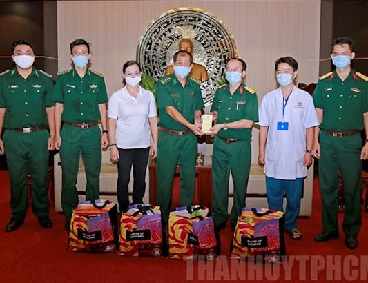 Bộ đội Biên phòng TPHCM tặng quà hỗ trợ đội ngũ y, bác sỹ tham gia chống dịch Covid-19