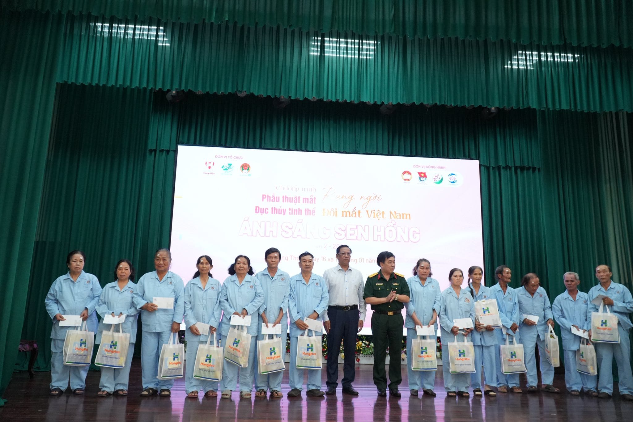 BỆNH VIỆN QUÂN Y 175 TỔ CHỨC CHƯƠNG TRÌNH “RẠNG NGỜI ĐÔI MẮT VIỆT NAM” VỚI CHỦ ĐỀ “ÁNH SÁNG SEN HỒNG” LẦN THỨ II: KHÁM, MỔ MẮT MIỄN PHÍ TẠI ĐỒNG THÁP