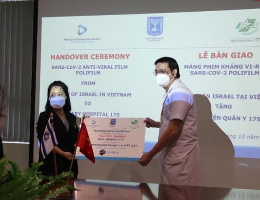 Israel trao tặng màng phim kháng virus cho bệnh viện 175