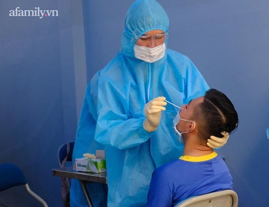 KHẨN: Người dân toàn quận Gò Vấp và phường Thạnh Lộc của quận 12 khi đến bệnh viện sẽ phải vào buồng khám sàng lọc COVID-19